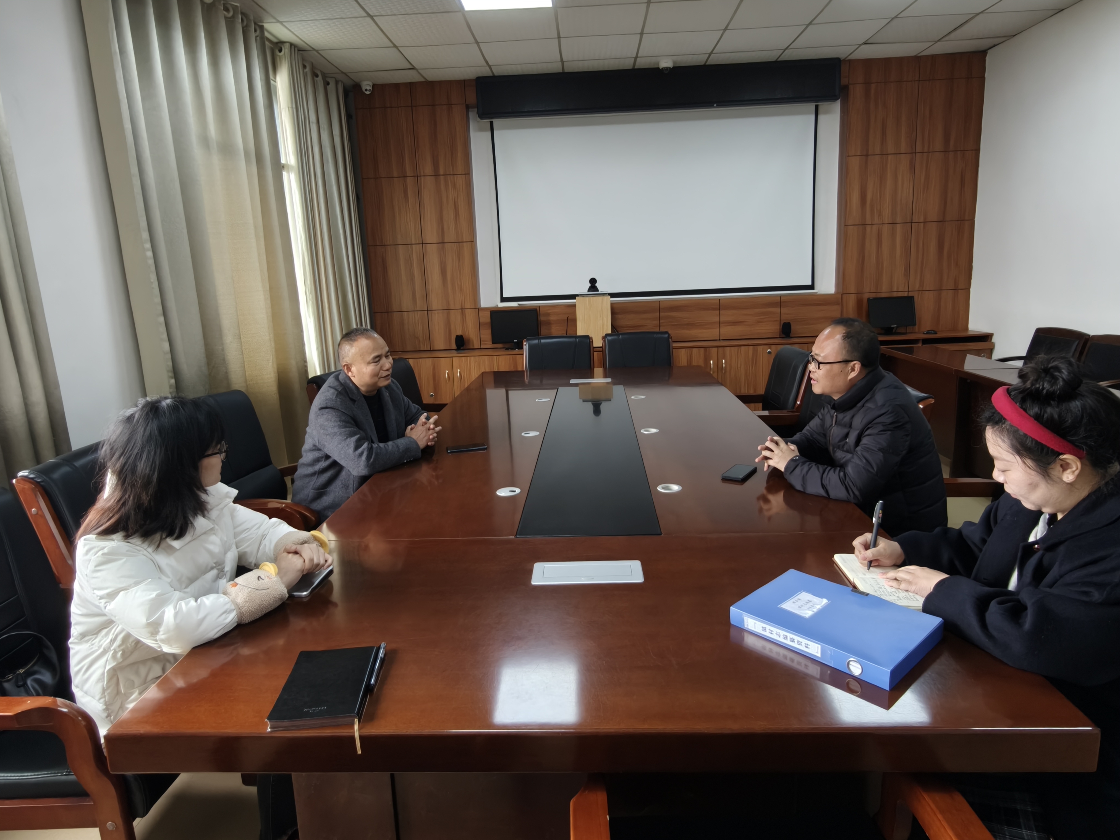 4.1 顾县镇指导《羊山湖村志》编纂.jpg