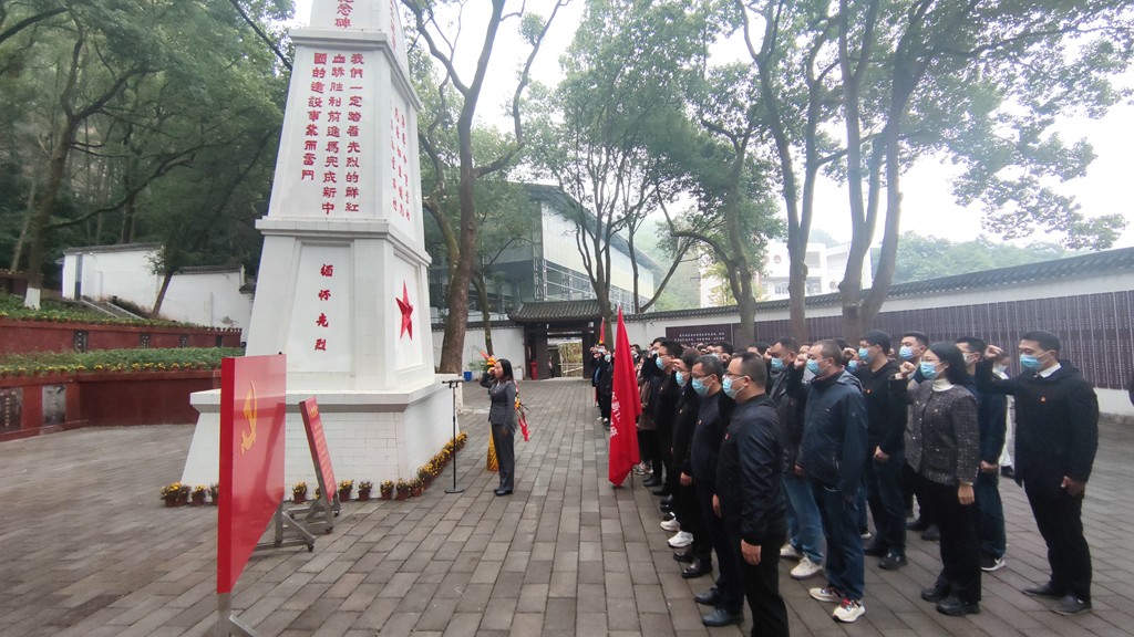 祭扫烈士陵园  缅怀革命先烈.jpg